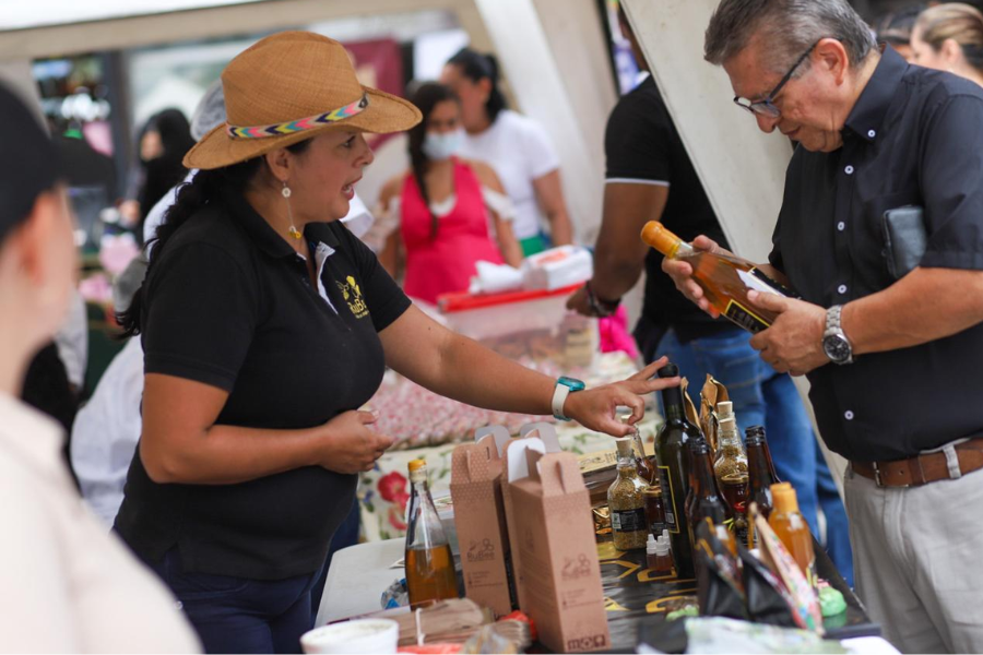 Feria de Emprendimiento y Talento Impulsando a Jóvenes del ICBF